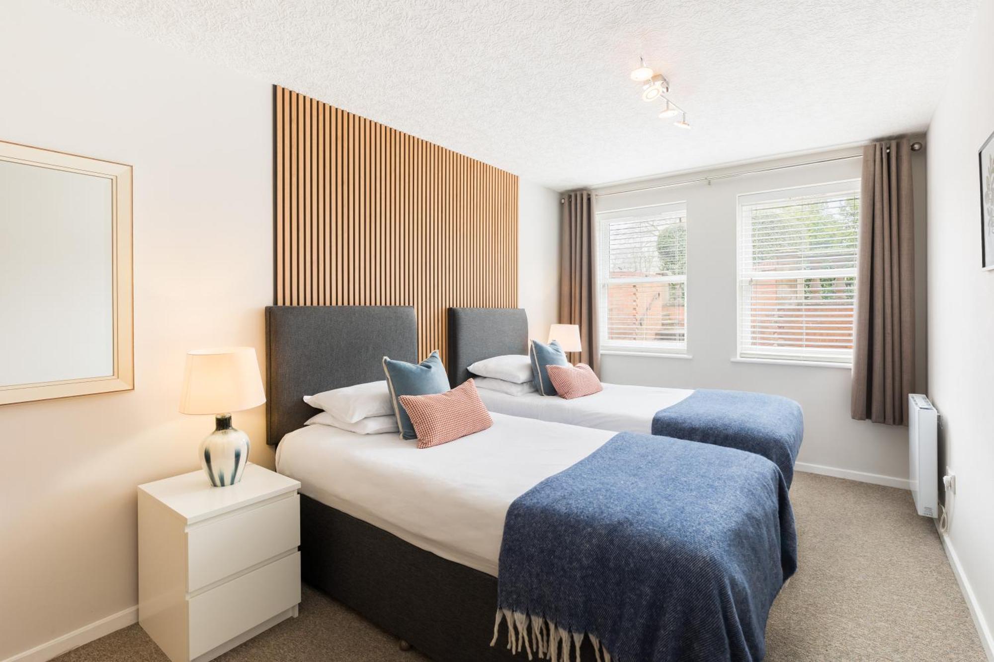 Modern 2-Bedroom Apartments With Free Parking In Leamington Spa Bagian luar foto