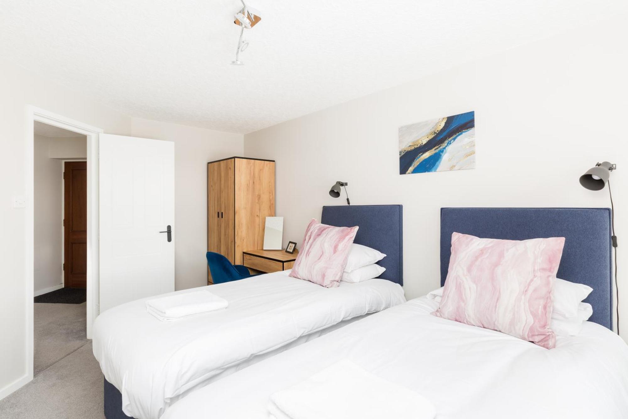 Modern 2-Bedroom Apartments With Free Parking In Leamington Spa Bagian luar foto