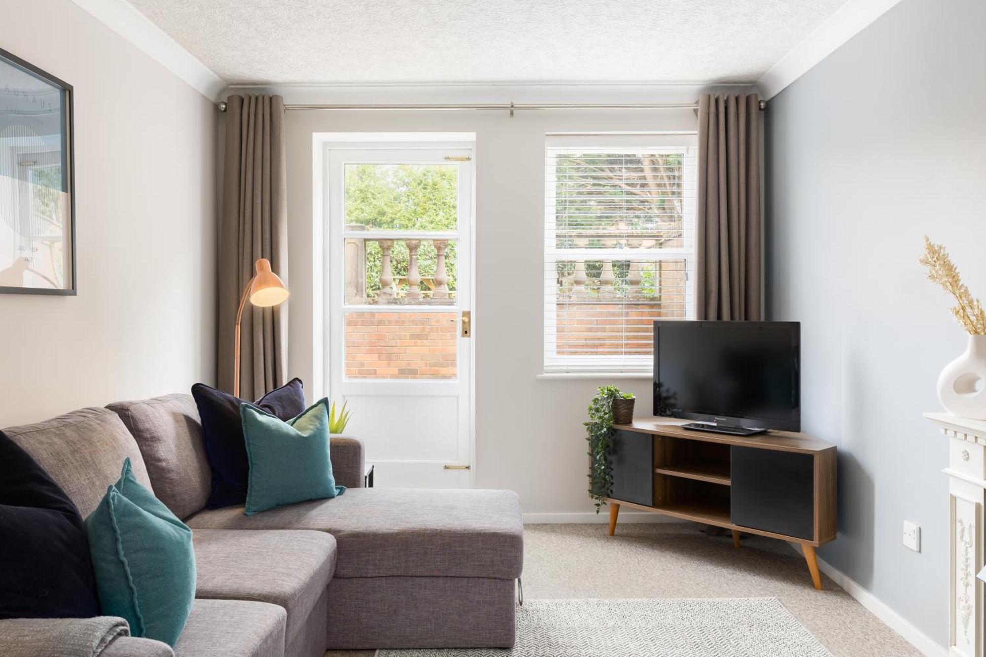 Modern 2-Bedroom Apartments With Free Parking In Leamington Spa Bagian luar foto