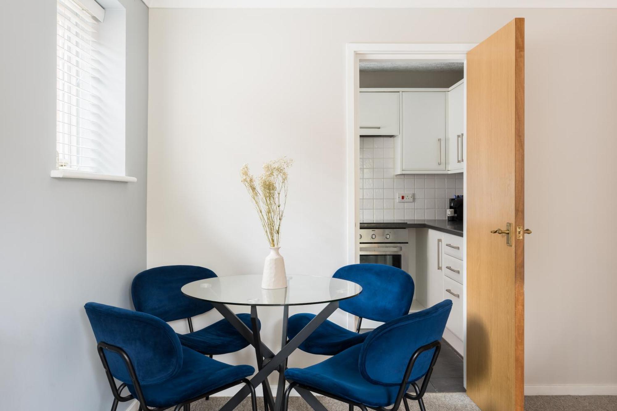 Modern 2-Bedroom Apartments With Free Parking In Leamington Spa Bagian luar foto