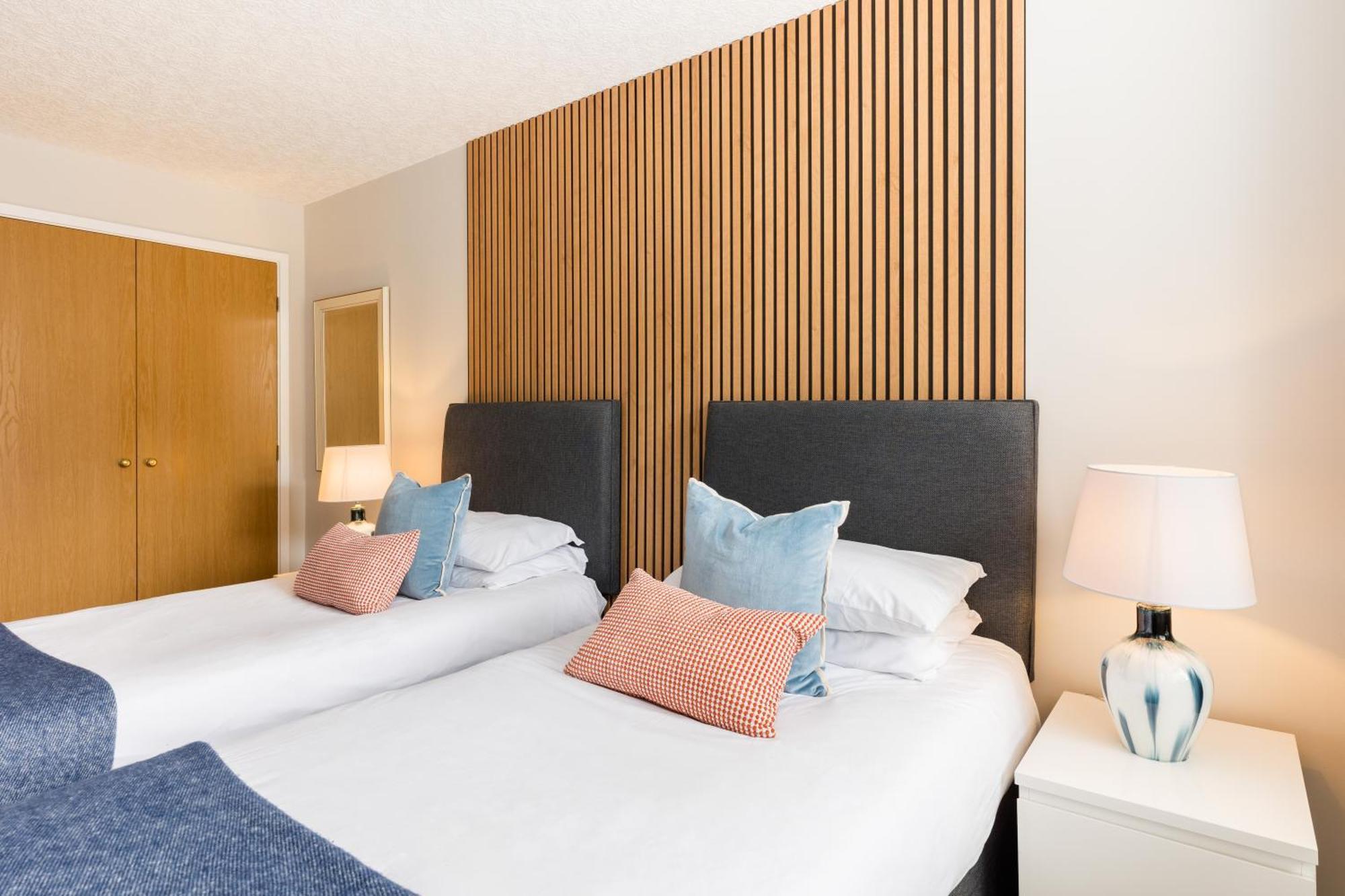 Modern 2-Bedroom Apartments With Free Parking In Leamington Spa Bagian luar foto