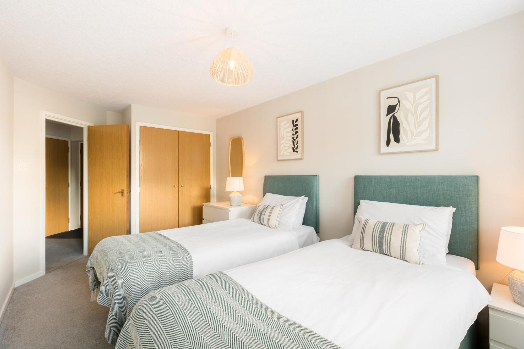 Modern 2-Bedroom Apartments With Free Parking In Leamington Spa Bagian luar foto